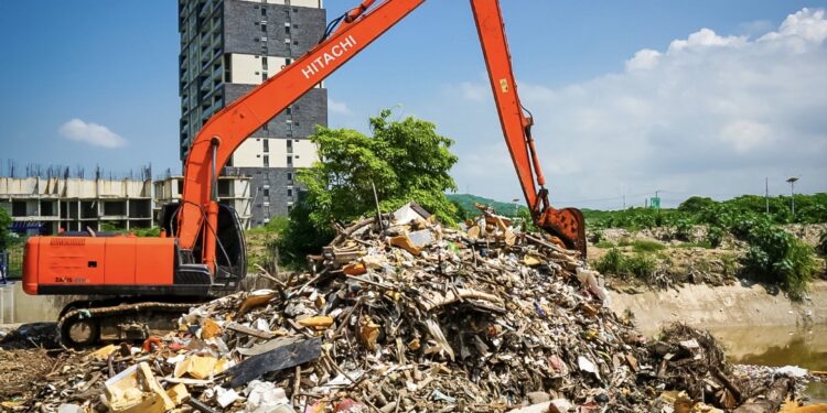 Alcaldía de Barranquilla ha retirado 14.200 toneladas de basura de caños, arroyos y trampa en lo que va de 2026