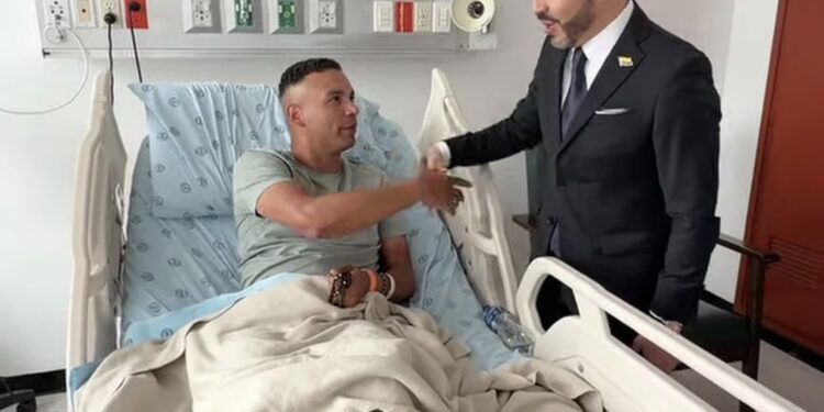 Presidente Abelardo De La Espriella visita en el Hospital Militar a soldados heridos en servicio