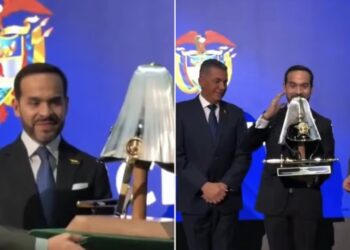 Comandantes de la Policía entregan reconocimiento al presidente Abelardo De La Espriella en la Escuela General Santander