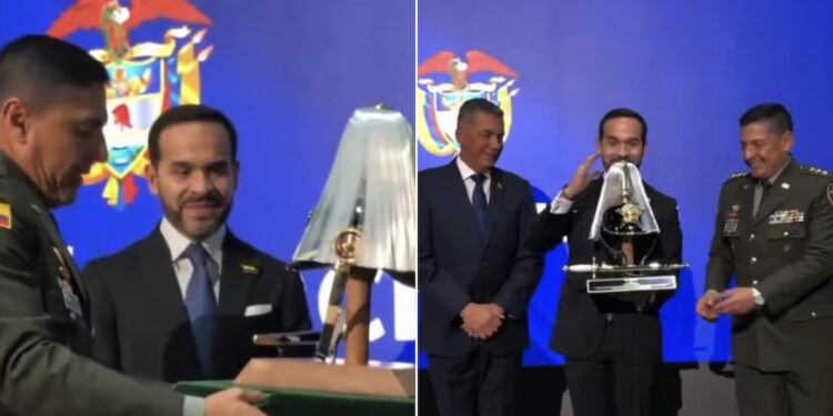Comandantes de la Policía entregan reconocimiento al presidente Abelardo De La Espriella en la Escuela General Santander