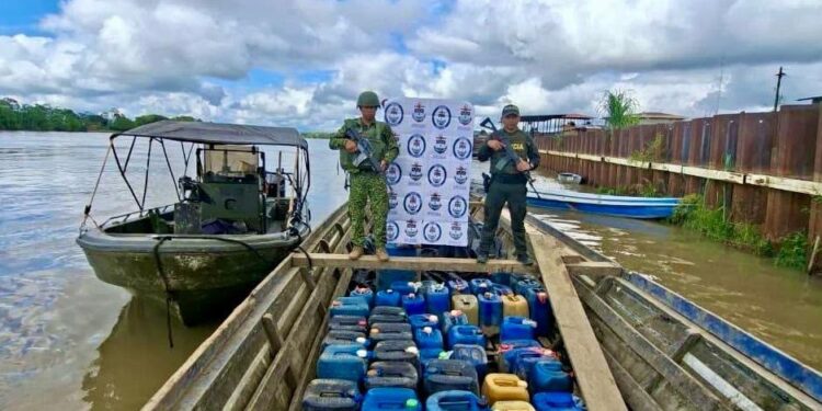 Armada incauta más de 36.000 galones de combustible y 60 toneladas de cemento en Chocó y Cesar