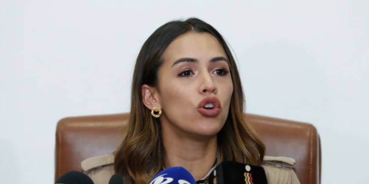 Procuraduría investiga a Mafe Carrascal por ponerle un micrófono a una niña durante arengas contra De La Espriella