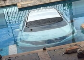 Insólito en Valledupar: camioneta terminó dentro de la piscina de un conjunto residencial