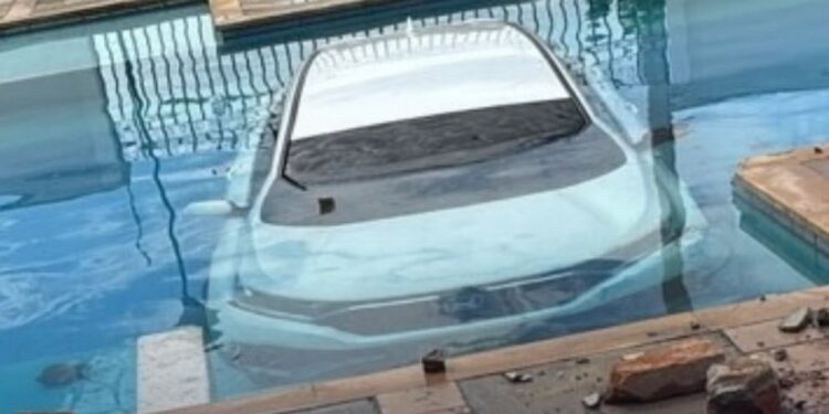 Insólito en Valledupar: camioneta terminó dentro de la piscina de un conjunto residencial