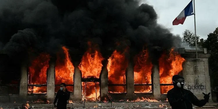 Francia amanece entre incendios y saqueos: 1.800 detenidos tras una noche de caos