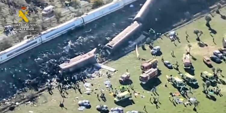Choque de dos trenes deja más de 30 muertos y escenas de horror en España