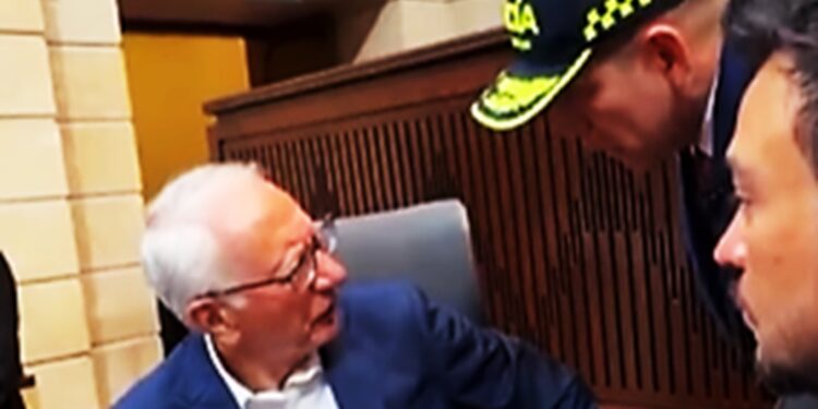 Senador Germán Rodríguez le pidió retirarse del recinto a Guillermo Jaramillo durante acto de la Policía