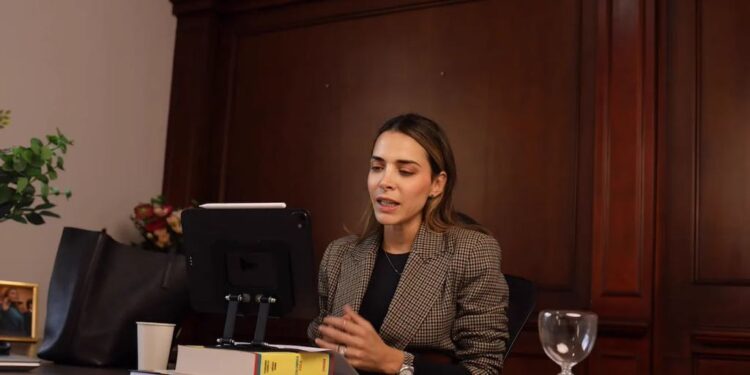 $226.000 millones al año en camionetas para ex-Farc: María Clara Posada exige cuentas al Estado