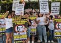 Mujeres protestaron frente a la casa de ‘Matador’ por caricaturas sobre la primera dama