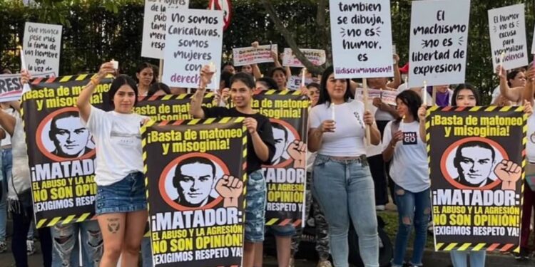 Mujeres protestaron frente a la casa de ‘Matador’ por caricaturas sobre la primera dama