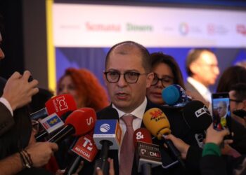 Francisco Barbosa denuncia ante la Fiscalía presuntas ‘chuzadas’ de la DNI durante el gobierno Petro