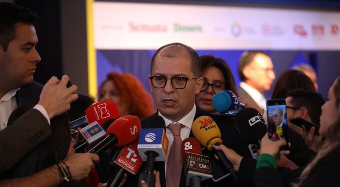 Francisco Barbosa denuncia ante la Fiscalía presuntas ‘chuzadas’ de la DNI durante el gobierno Petro