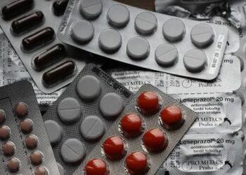 Colombia registra más de 10.600 reportes mensuales por problemas con medicamentos: Minsalud e Invima refuerzan la farmacovigilancia