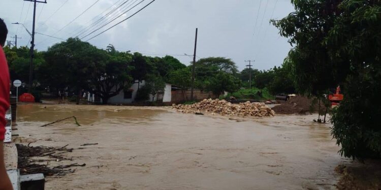 Creciente súbita del arroyo El Tigre deja 22 familias damnificadas en Juan de Acosta